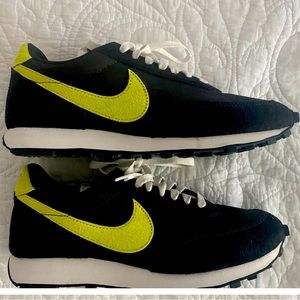 Nike Women's Black and Yellow Sneakers
